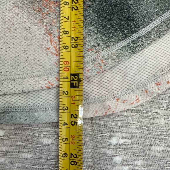 Lululemon High Neck Run and Train Tank spray paint sz 8
A215 - Picture 7 of 7